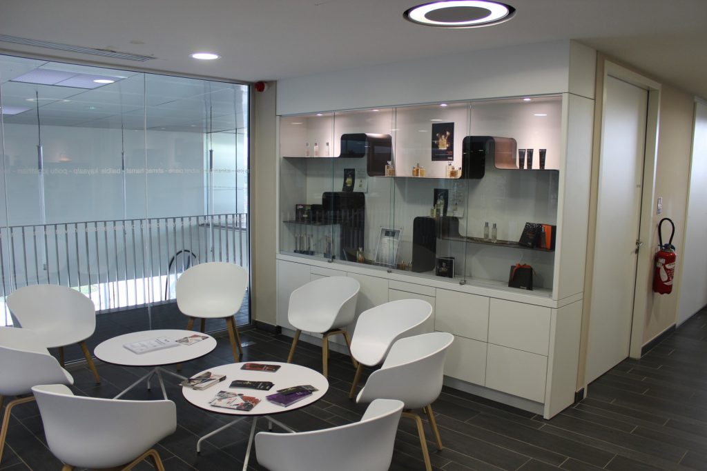 Aqua Vita : banque d’accueil sur-mesure et habillages muraux – Angers (49)