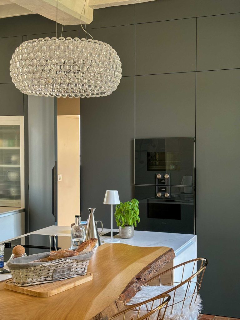 cuisine avec porte sous tenture