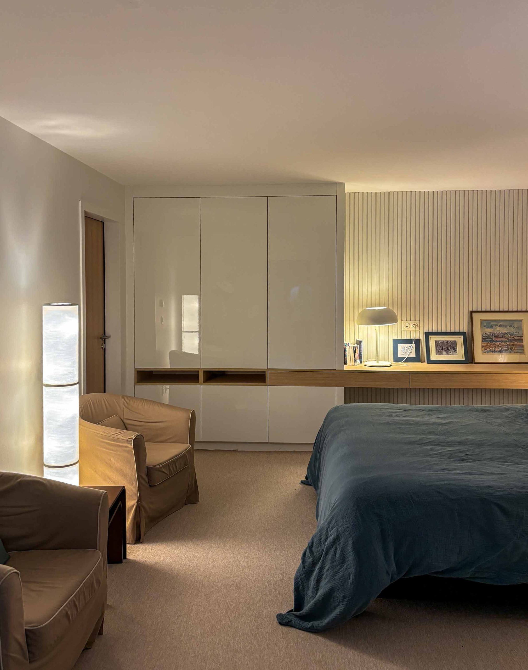 Chambre avec habillage mural