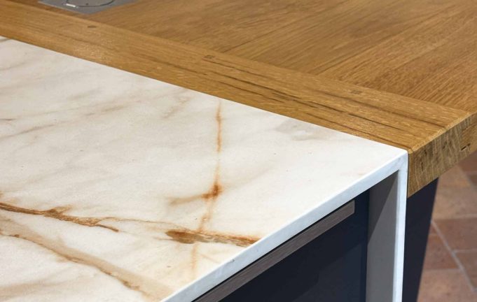 Cuisine sur-mesure marbre et bois