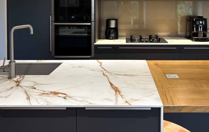 Cuisine sur-mesure marbre et bois