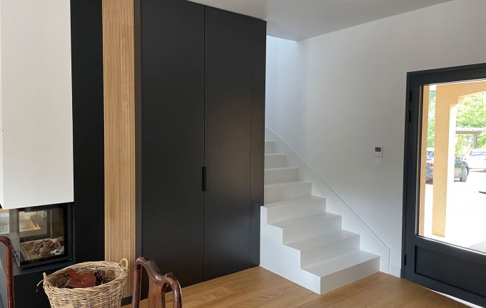 07 coin salon cheminee escalier 01