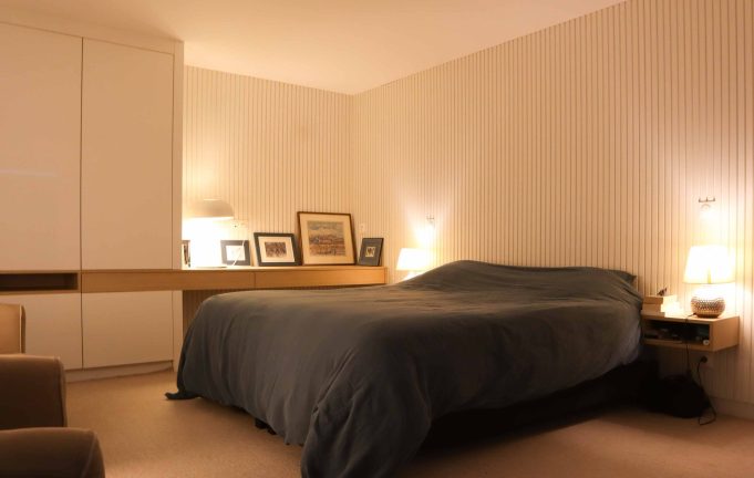 Chambre avec habillage mural