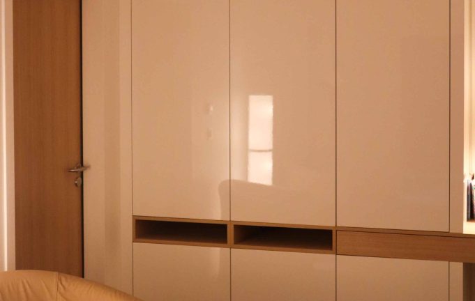 Chambre avec habillage mural