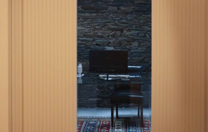 Chambre avec habillage mural