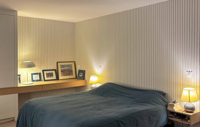 Chambre avec habillage mural