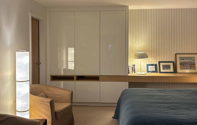 Chambre avec habillage mural